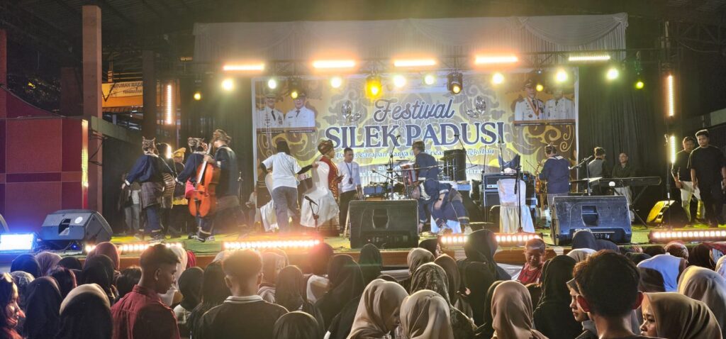 Pertunjukan Musik “Rantau Maimbau Dagang Larek” Karya Peneliti ISI Padangpanjang Tampil di Festival Silek Padusi Painan