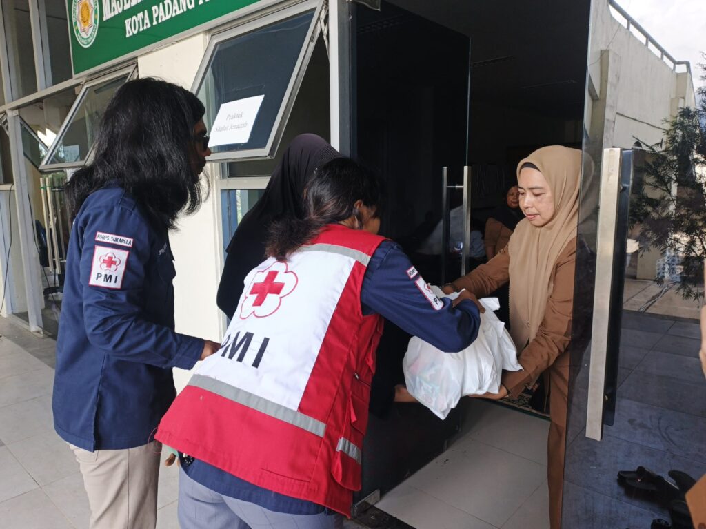 KSR PMI ISI Padangpanjang Salurkan Bantuan Logistik untuk Korban Banjir Padang Panjang