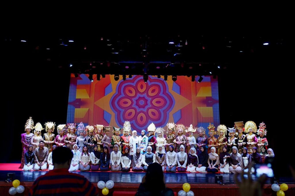 Pameran Fashion Prodi Tata Rias ISI Padangpanjang Hadirkan Karya 24 Mahasiswa Bertema “Silhouette of Morfosa Nusantara Barat”