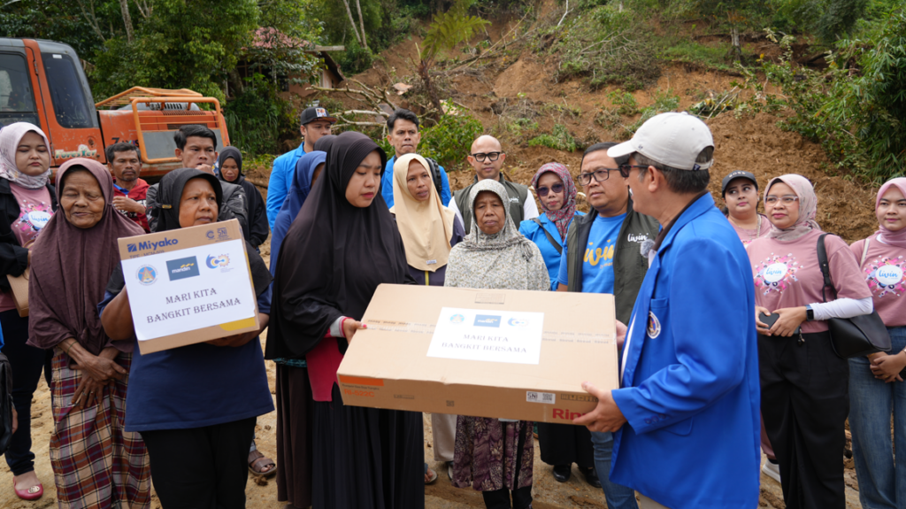 Rektor ISI Padangpanjang dan Pimpinan Area Bank Mandiri Area Padang Kunjungi Pengungsi Terdampak Longsor di Silaing Bawah dan Islamic Center